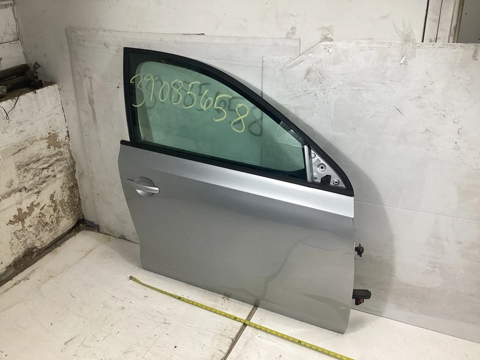 2011 - 2018 Volkswagen Jetta Front Right Side Door W/ Door Panel / Window OEM . Foto 4 de 4