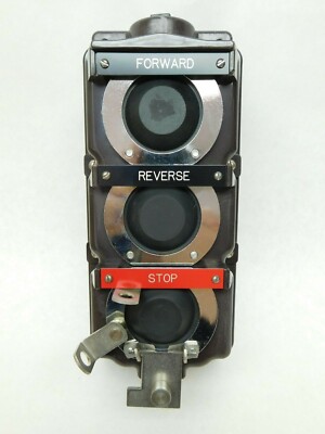 Eaton Cutler-Hammer 10250H4241 HD Pushbutton Station 3 Element w/ Lock Hasp VN