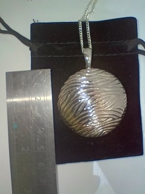 Großer strukturierter Sterling Silber Anhänger mit Kette, von David Sigal