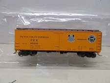 RED CABOOSE-#RR-34157-62-PFE-POST 1952-REEFER #95805-HO SCALE