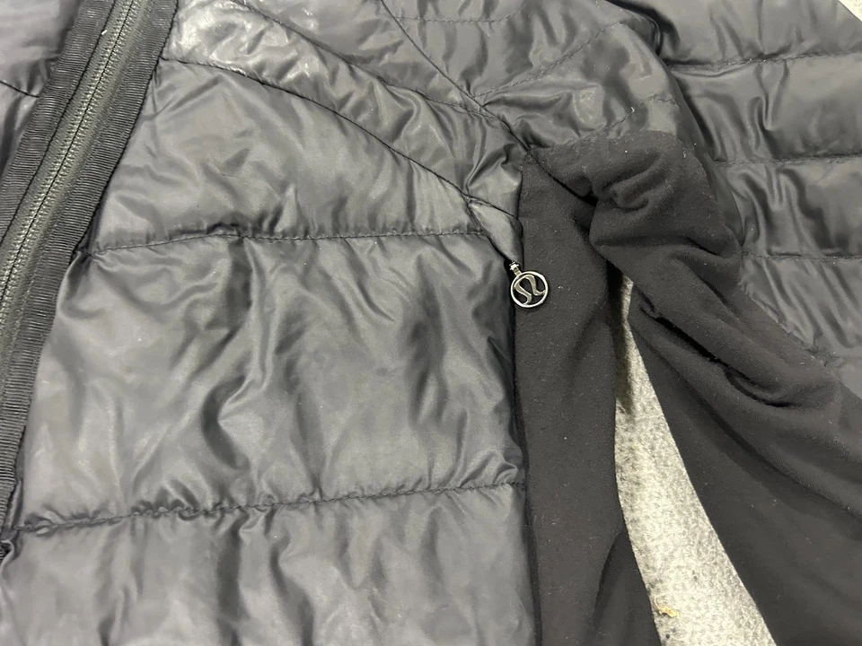 Chaqueta con Capucha Acolchada Aislada Lululemon Negra Para Mujer Pequeña Plumón Asimétrica Foto 3 de 4