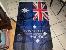 Bonn Scott Angus Hombre Cueva Bandera ACDC BANDA PÓSTER PANCARTA MANCAVEIDEAS SIGNO AC DC
