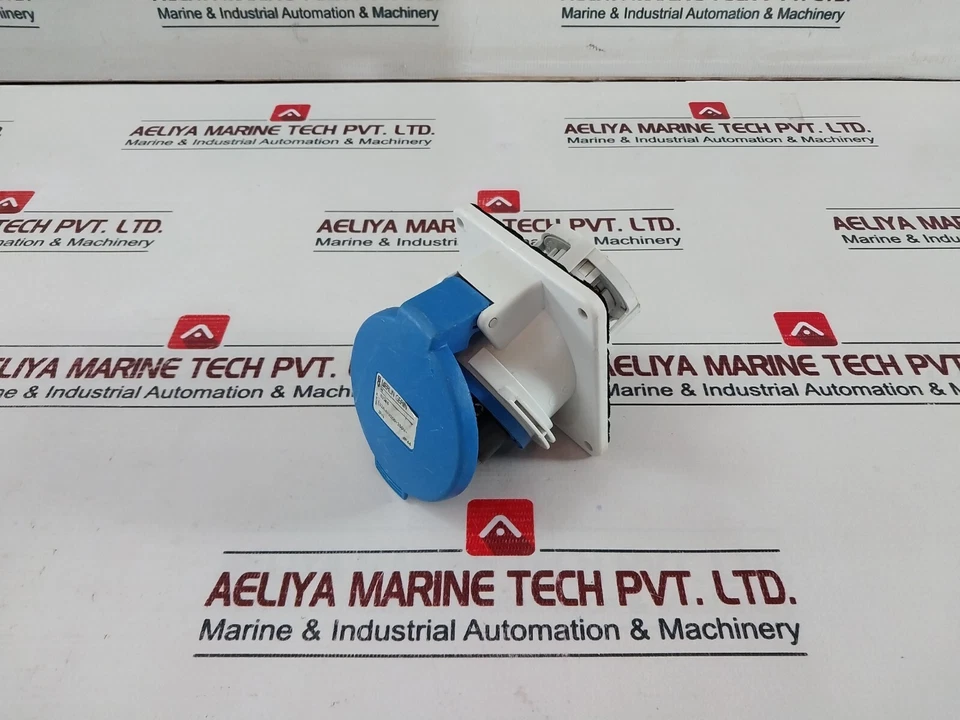 MERLIN GERIN 32A-6H 2P Industrial Plug 200-250V - Image 3 of 4