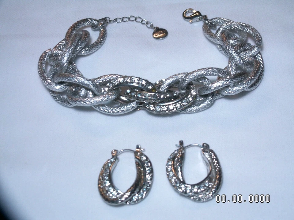 Alfani Grosso Color Argento,Cristalli Catena Bracciale & Orecchini a Bottone Set - Immagine 2 di 4