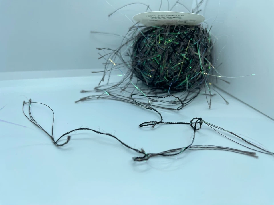 Hilo de pestañas Trendsetter Perla #73 humo - gris verde iridiscente 20 gr 84yds Foto 4 de 4