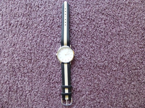 Schicke neue Uhr schwarz mit silber