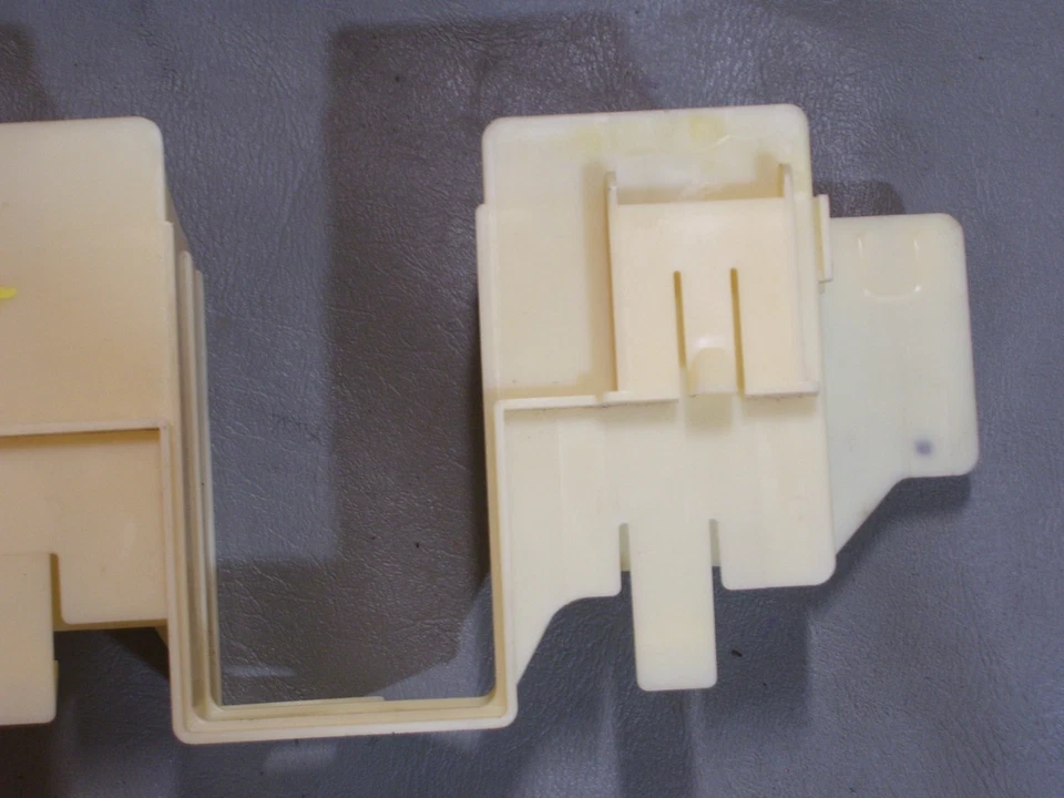 OEM 2002 BMW 745i задний правый багажник предохранитель коробка инструмент держатель #613583799 - Изображение 4 из 4