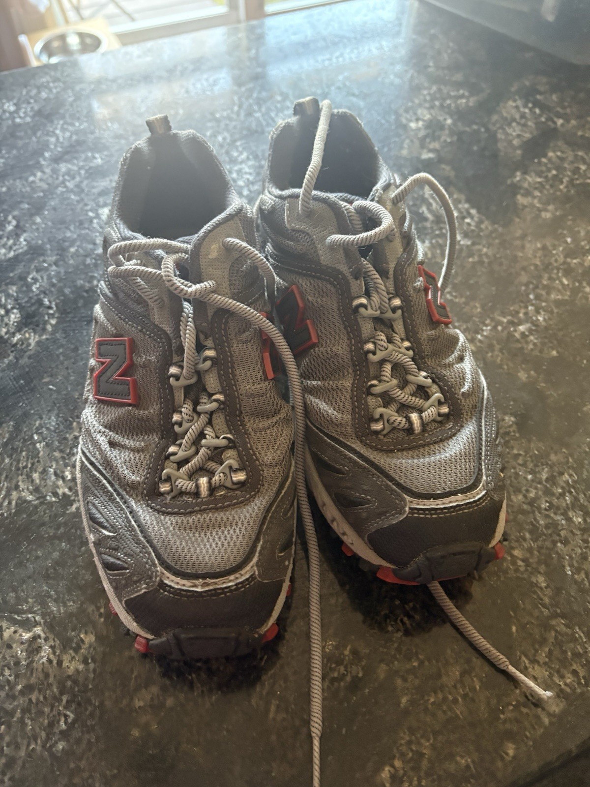 SAOLA Sneakers New Balance grigie e rosse uomo taglia 6 in buone condizioni