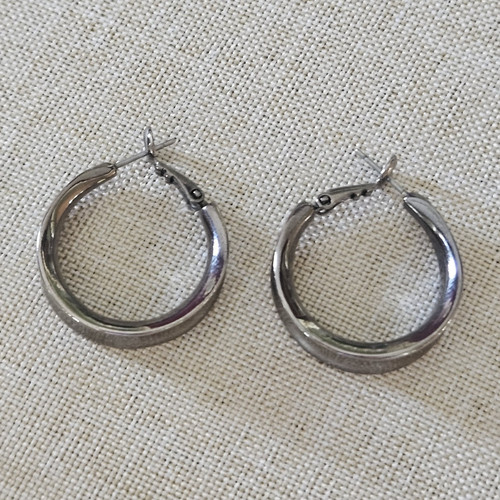 Silver Tone Metal Round Hoop Earrings Hinged Closure, No Stone Pair