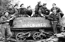 WW2 PICTURE PHOTO CANADIAN ALLIED SOLDIERS IN A TANK 6346