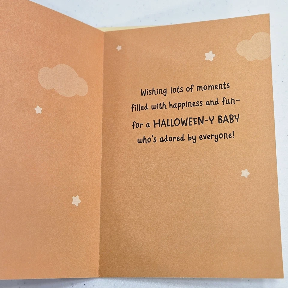 Tarjeta de Felicitación Hallmark Halloween 8x5.5" Feliz 1er Frist Bebé con Sobre Hecha en EE. UU. Foto 4 de 4