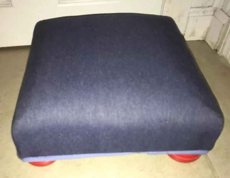 Mecedora y reposapiés tapizados Kidkraft otomana azul denim rojo pies mecedora Foto 3 de 4