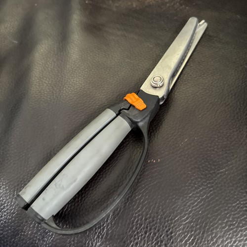 FISKERS SOFT TOUCH QUILTERS CRAFTERS LOCKING SCISSORS MADE IN USA - Picture 4 of 15