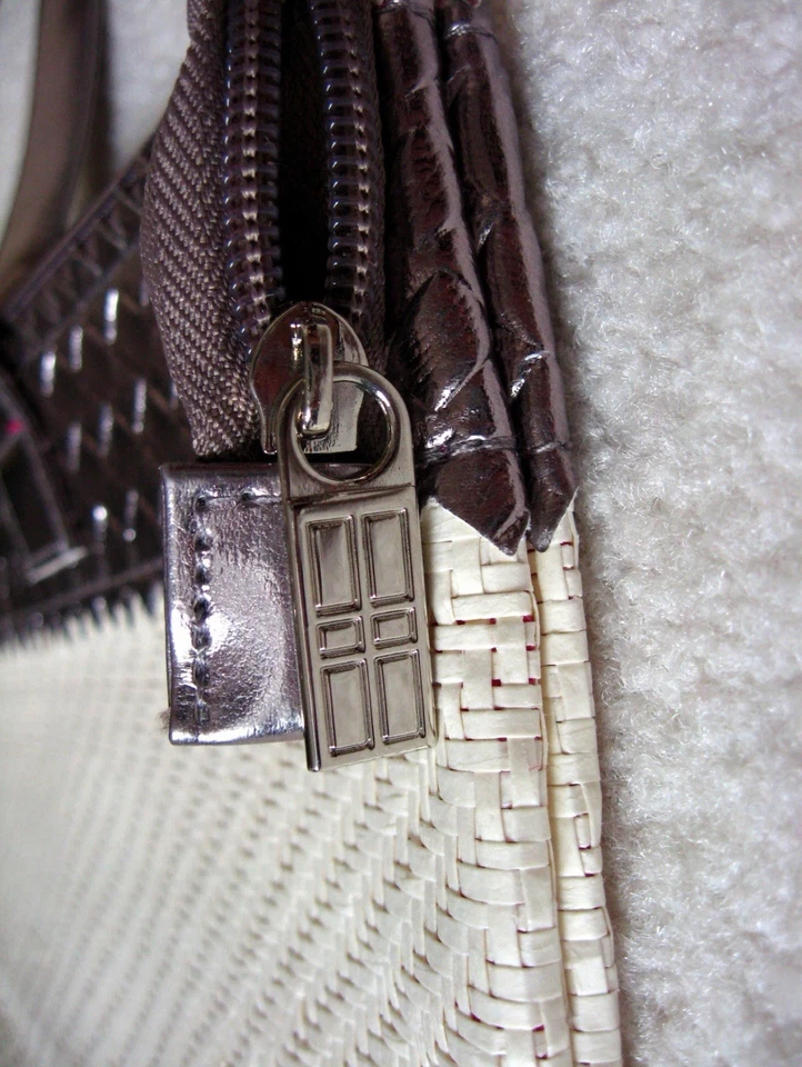 Bolso de Mano Elizabeth Arden Off White de Paja con Detalle de Tono Metal (Solo Bolso) Nuevo Foto 4 de 4