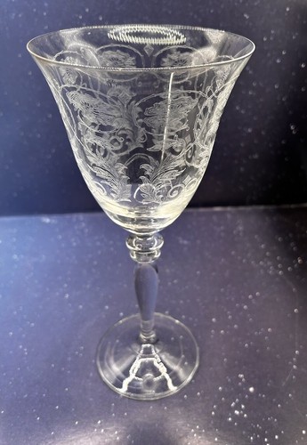 Copa de vino de agua rara Horta de Anthropologie grabada con patas acampanada - Imagen 10 de 12