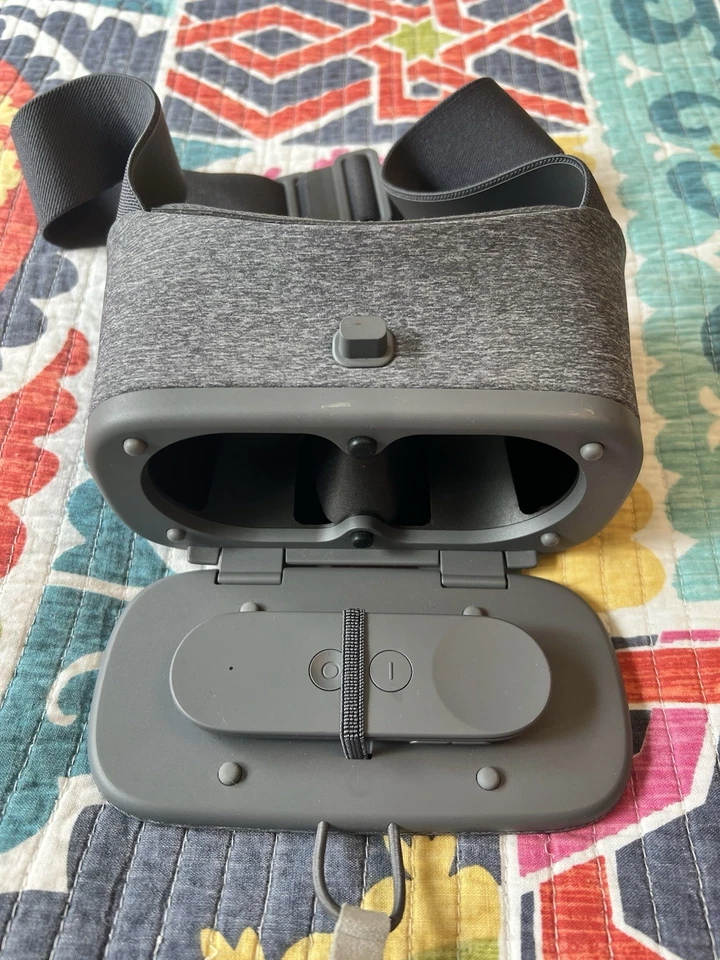 Google Daydream View VR Headset with Remote - Color Slate Gray - Image 4 of 4