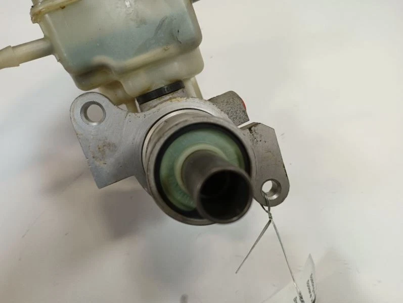 Главный тормозной цилиндр от 2002 BMW 540i 10211814 - Изображение 4 из 4