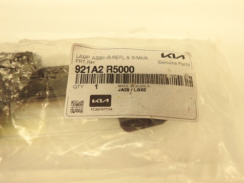 New Oem Kia 921A2-R500 Reflector For 2021-2023 Kia Sorento - Picture 2 of 2
