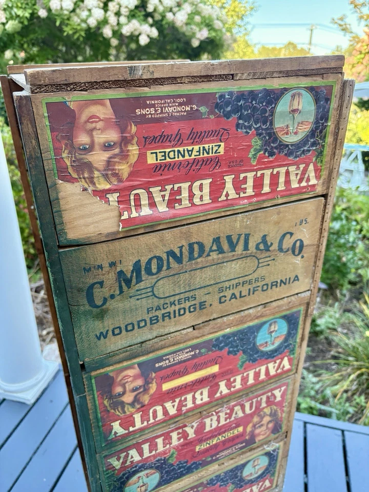 Hermosa librería original hecha de cajas antiguas de granja con etiquetas originales. Foto 2 de 4