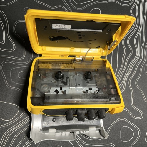 Walkman deportivo AM/FM Sony WM-FS111 de colección para piezas como está - Imagen 3 de 4