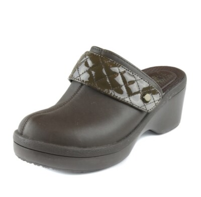 EUC Crocs Women's Brown Cobbler Quilt Strap Mules Clogs Shoes Ret $69.99
