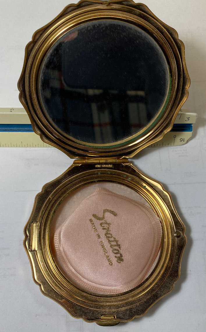 VINTAGE STRATTON ENGLAND COMPACT GOLD TONE FLOWERS W54 | eBay