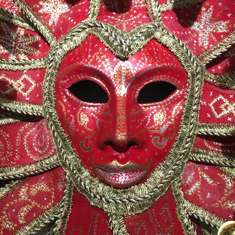 Exclusivo Arte Decorativo Interior Hecho a Mano Estilo Ucraniano Carnaval Máscara Roja Foto 4 de 4