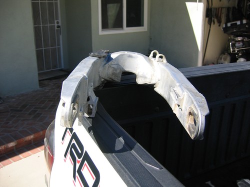 YZ WR 400F 1998 y YZ125 YZ250 1997 OEM buen funcionamiento brazo oscilante trasero sin erupción en la cadena - Imagen 4 de 12