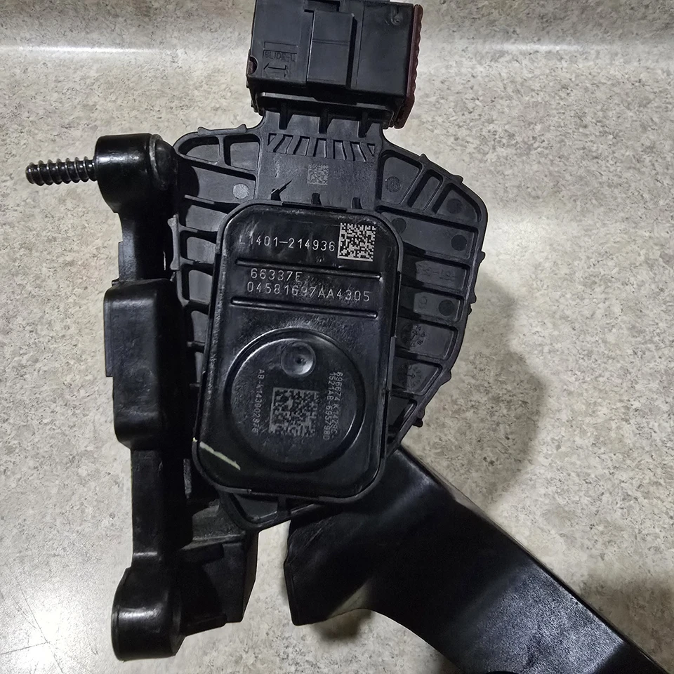 2015-2017 CHRYSLER 200 BRAKE PEDAL ACCELERATOR OEM - Image 3 of 3