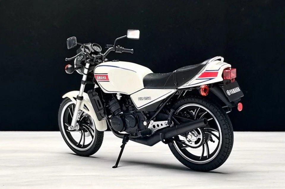 AOSHIMA 1/12 Scale YAMAHA RZ250 White Motorcycle Diecast Model Toy Gift NIB - Bild 4 von 4