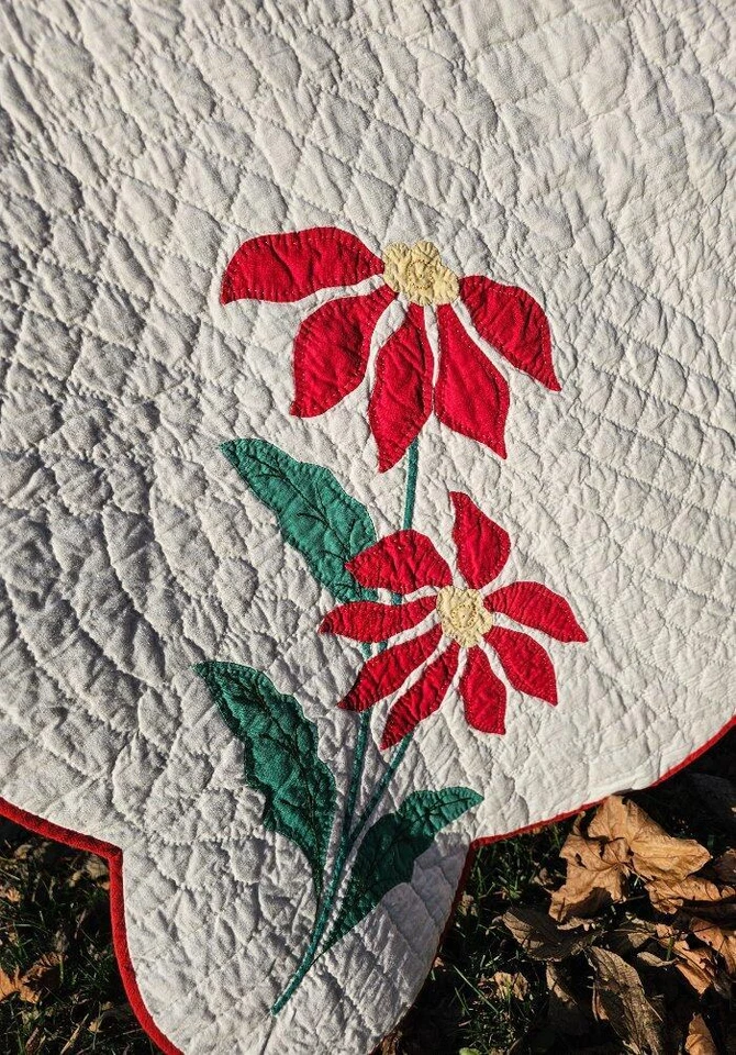 Vintage Quilt Red Poinsettia Hand Quilted Scalloped Edge 78 x 91 - Image 4 of 4