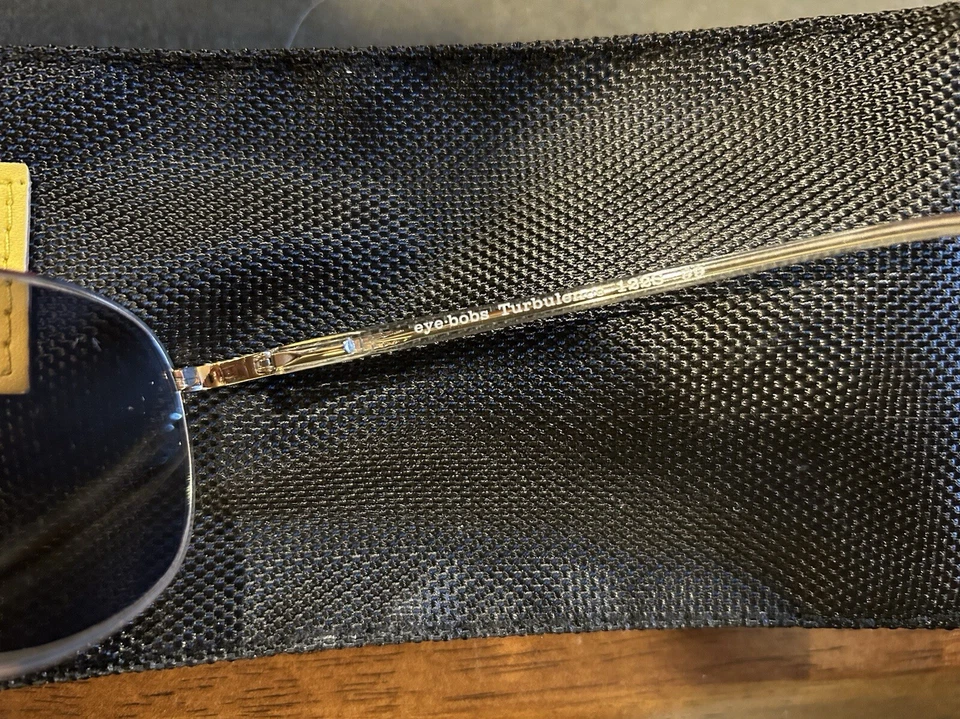 Gafas de sol Eye Bobs Turbulence Reader frente de metal dorado brillante con patillas transparentes +3 Foto 3 de 3