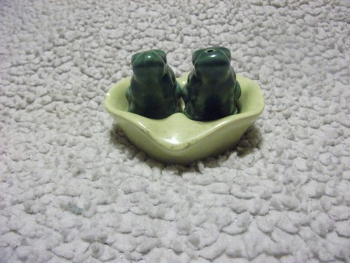 VINTAGE FROGS SALT & PEPPER SHAKERS & LEAF TRAY Set of three - Picture 2 of 8
