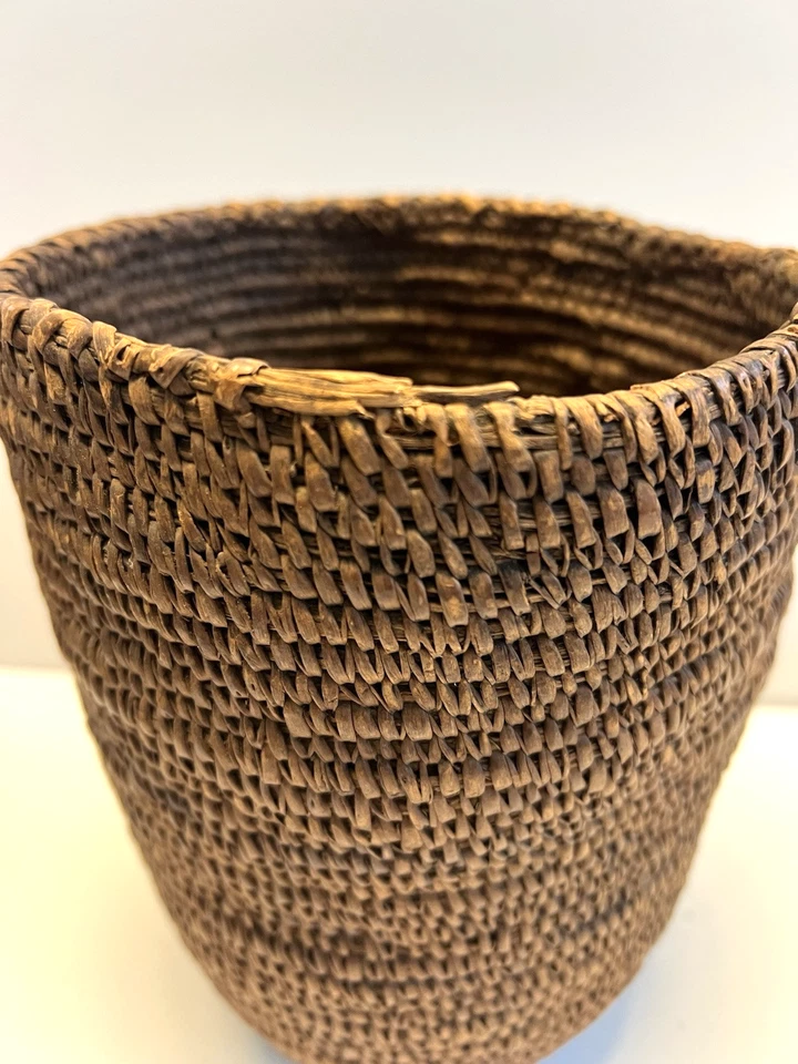 Antigua cesta de bayas Salish de indios nativos americanos; cedro enrollado; finales de 1890 Foto 3 de 4