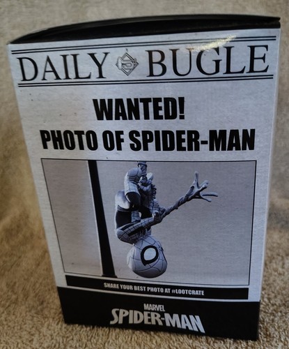 New Q-FIG Marvel - SPIDERMAN Hanging from Lamp Post BLACK & WHITE - LOOTCRATE - Picture 2 of 4
