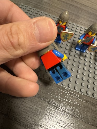 Lego Minifigure Lot Vintage Knights Castle Yellow Lion Sword X4 4x - Picture 3 of 4