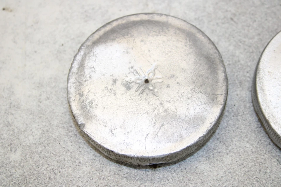 Yamaha YD2 250 1959 tanque de combustible de aluminio tapas de gasolina V12-2446 ABK Foto 2 de 4