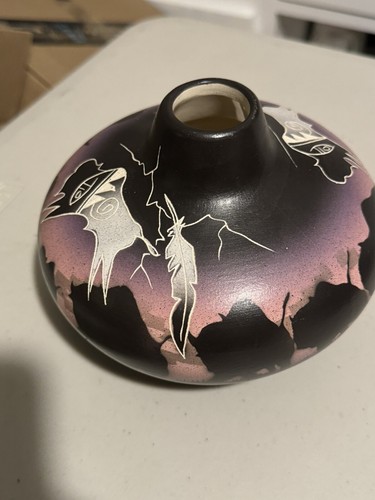 NAVAJO HOZONI POTTERY VASE BLACK & PURPLE BISON ARTIST SIGNED - Picture 3 of 10
