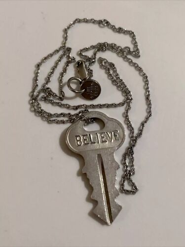 Collana Ciondolo Chiave 17"" The Giving Keys Tono Argento Cromato ""Believe - Foto 1 di 2