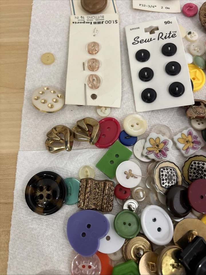 Lot of vintage buttons very Unique (over 1.5 lbs of buttons) - Image 4 of 4