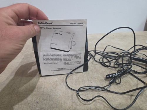 RadioShack Model 15-1832 Amplified Indoor AM/FM Radio Antenna