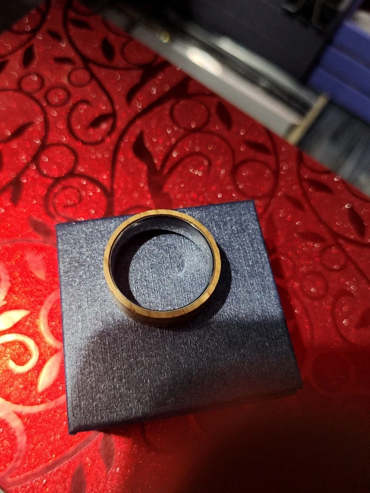 Anillo de madera forrado de tungsteno ATop para hombre talla 12 Foto 2 de 4