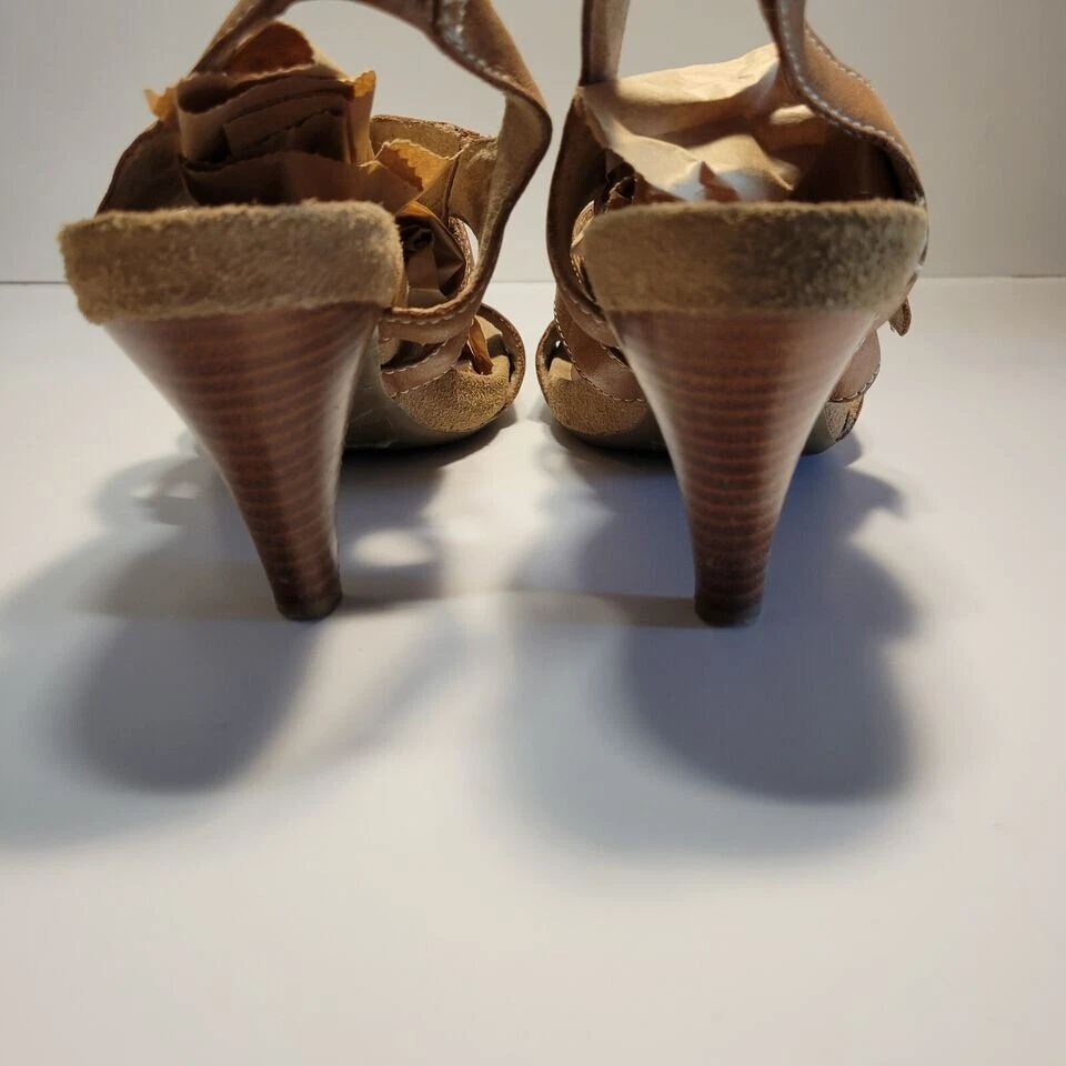 Sandalia aerosoles talla 9 bronceada con hebilla tacón de 3,5" punta abierta Foto 4 de 4