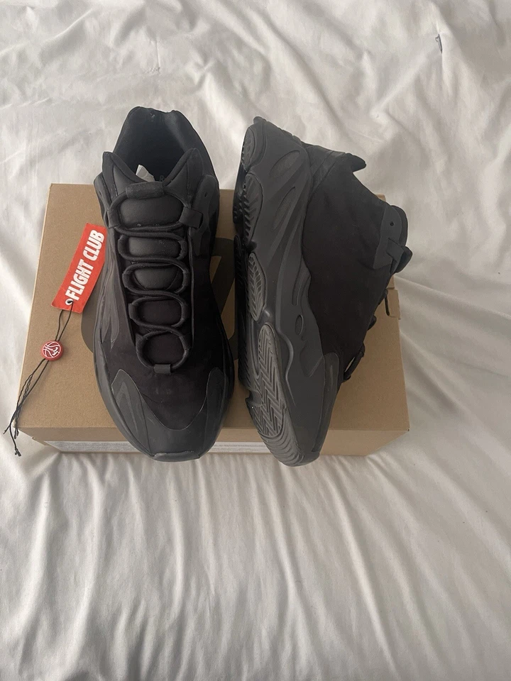 Yeezy Boost 700 MNVN triplo preto - Imagem 2 de 4