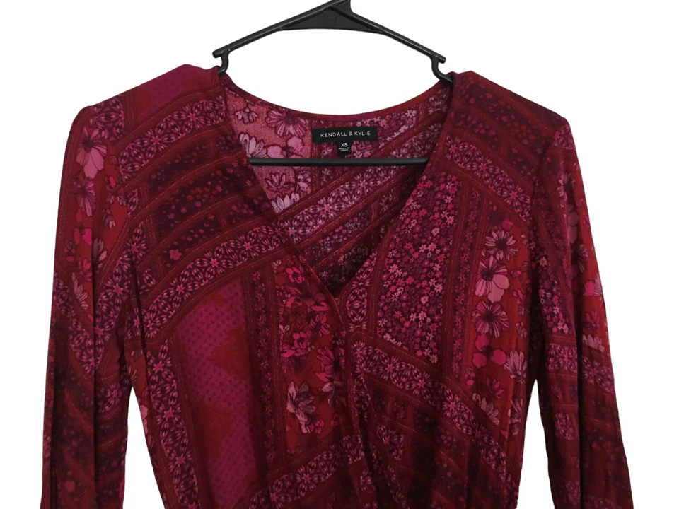 Pantalones Cortos Kendall & Kylie Talla XS Mameluco Rojo Rosa Caliente Manga Larga Floral Para Mujer Foto 2 de 4