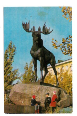 Russland: Halbinsel Kola: Montchegorsk: Elchstatue : eine grüne Kuschecke