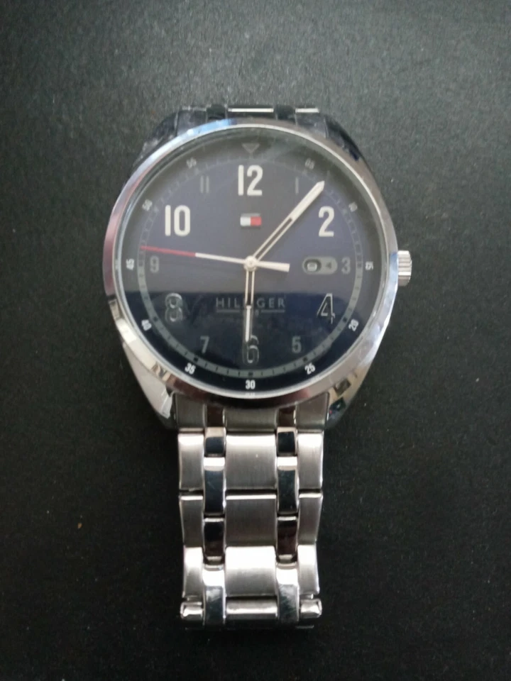 Reloj analógico Tommy Hilfiger de acero inoxidable resistente al agua para hombre Foto 2 de 4