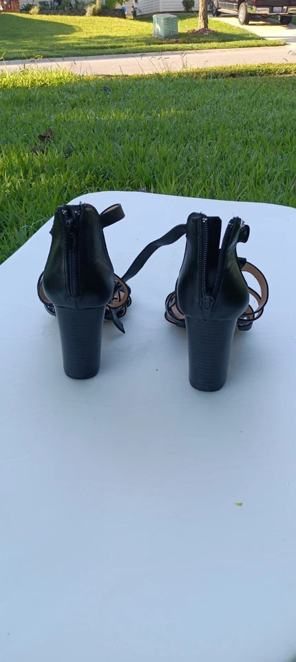 Sandalias de tacón Xoxo de cuero negro Foto 3 de 3