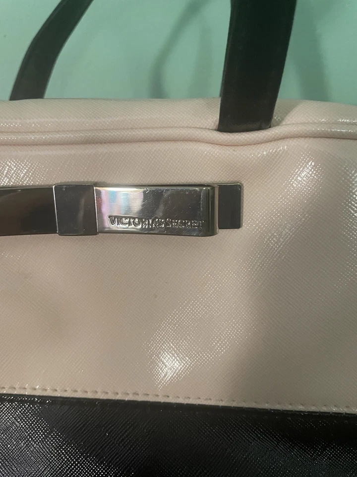 Bolso de maquillaje cosmético Victoria’s Secret de cuero crema azul marino usado Foto 2 de 4