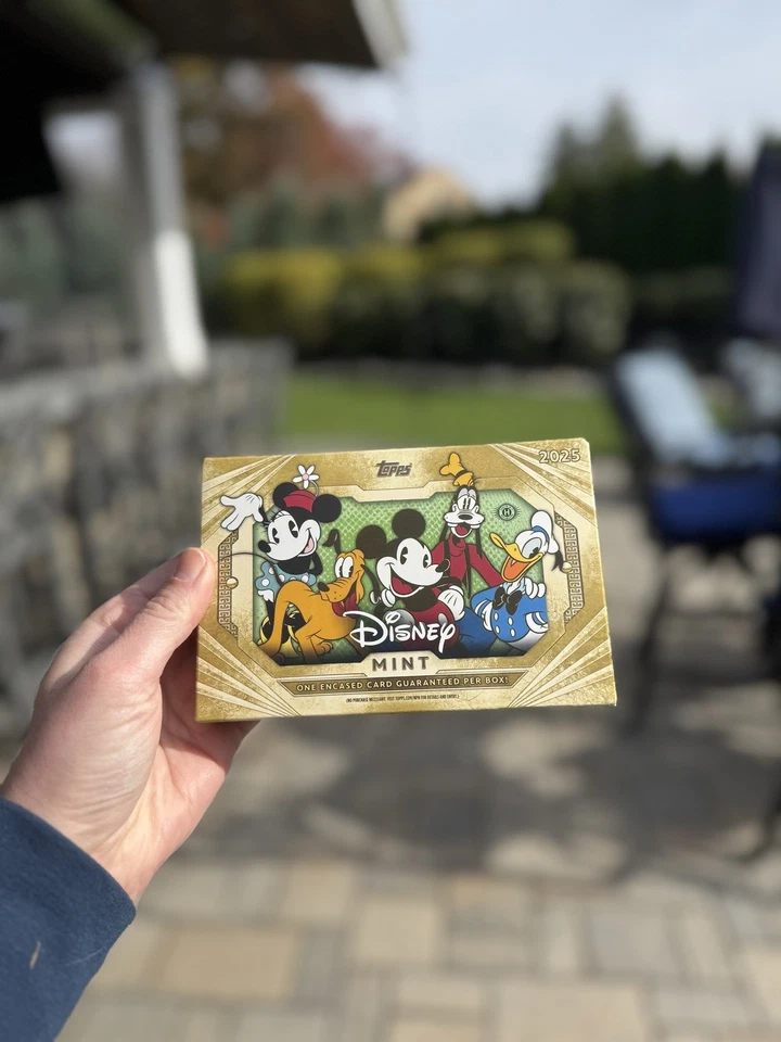 2025 Topps Disney Mint Daisy Duck Platinum Wave Refractor /25 Encased #118 RARE - Image 3 of 4